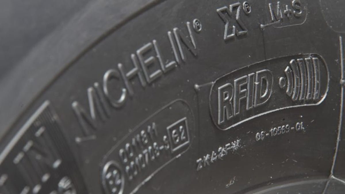 Sabia que a Michelin coloca chips nos pneus dos automóveis?